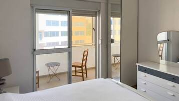 3 slaapkamers, een strijkplank/strijkijzer, gratis wifi, beddengoed