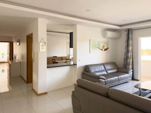 Living area - Spacious 3-bdr apt seafront, exterior pool - LCGR (Praia)