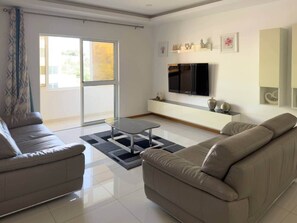 Living area - Spacious 3-bdr apt seafront, exterior pool - LCGR (Praia)