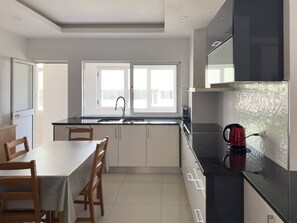 Private kitchen - Spacious 3-bdr apt seafront, exterior pool - LCGR (Praia)