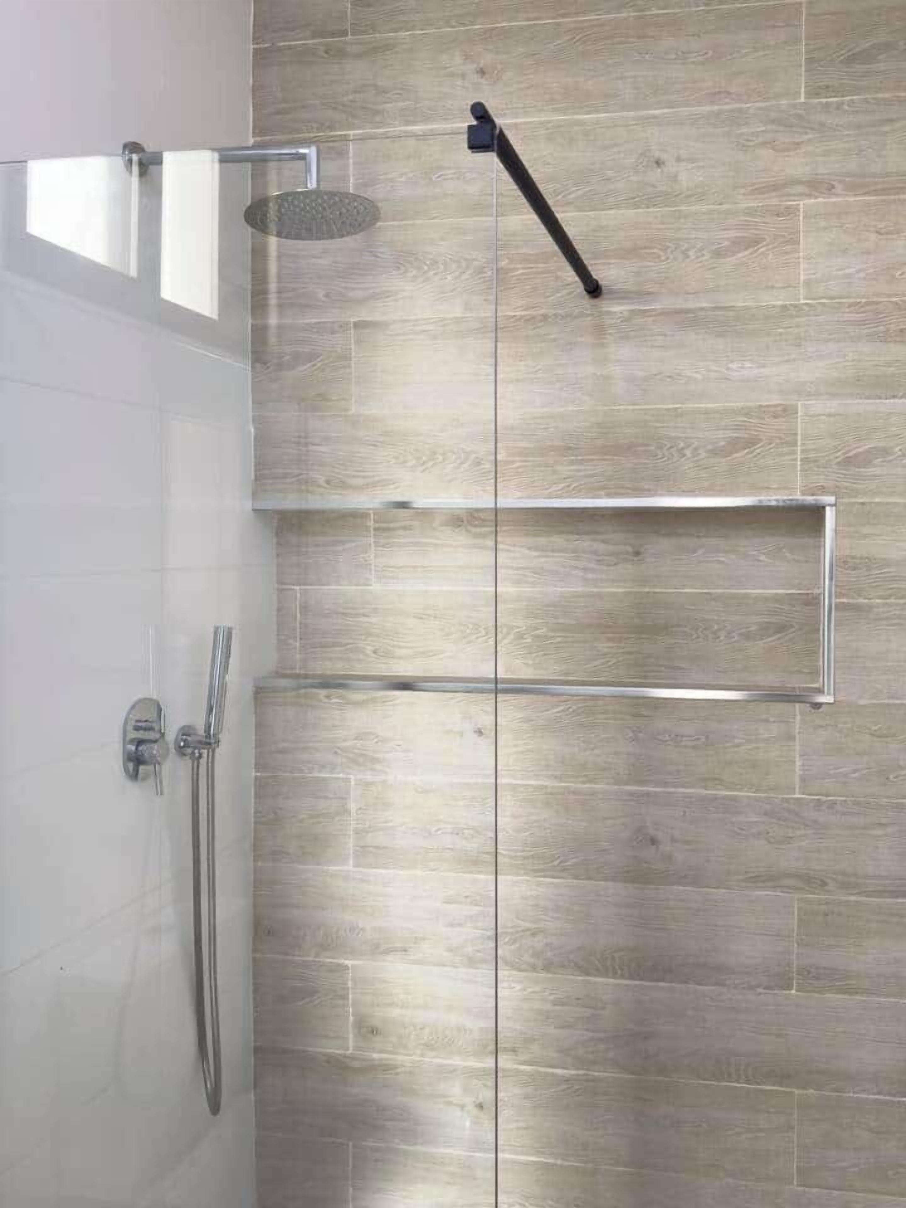 Douche, sèche-cheveux, serviettes fournies, papier toilette