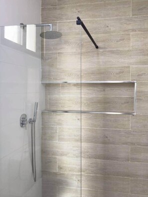 Shower, hair dryer, towels, toilet paper - Minimalist 1 bdr aprt, rooftop pool - LCGR (Praia)