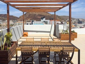 Outdoor dining - Minimalist 1 bdr aprt, rooftop pool - LCGR (Praia)
