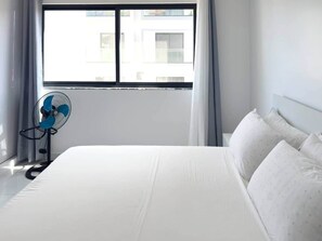 2 bedrooms, iron/ironing board, free WiFi, bed sheets - Modern 2br apartment Cidadela, rooftop pool - LCGR (Praia)