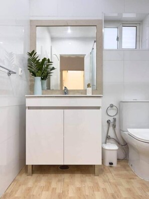 Bathroom - Sodade AP - 2-bdr cosy apt, near rua d'arte - LCGR (Praia)