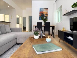 Living area - Sodade AP - 2-bdr cosy apt, near rua d'arte - LCGR (Praia)