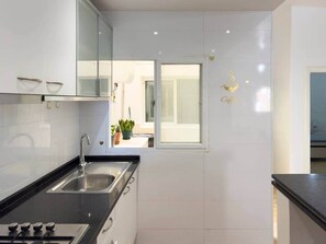 Private kitchen - Sodade AP - 2-bdr cosy apt, near rua d'arte - LCGR (Praia)