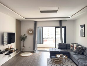 Living area - Modern 2-bdr apt with rooftop pool - LCGR (Praia)