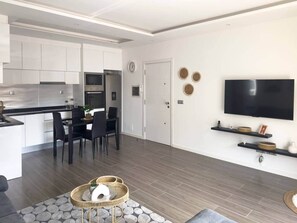 Interior - Modern 2-bdr apt with rooftop pool - LCGR (Praia)