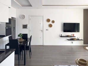 Dining - Modern 2-bdr apt with rooftop pool - LCGR (Praia)