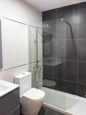 Een douche, een haardroger, zeep, toiletpapier