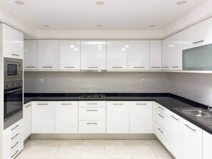 Een koelkast, een magnetron, een oven, een kookplaat