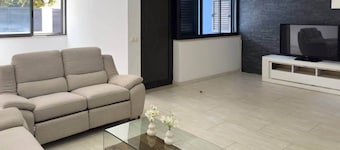 Spacious 3-bdr house close airport - LCGR