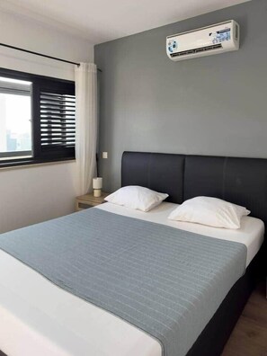 3 slaapkamers, een strijkplank/strijkijzer, gratis wifi, beddengoed
