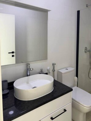 Bathroom - Spacious 2 bdr aprt, rooftop pool - LCGR (Praia)