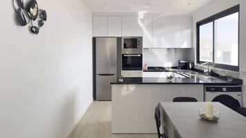 Frigorífico, microondas, horno y placa de cocina