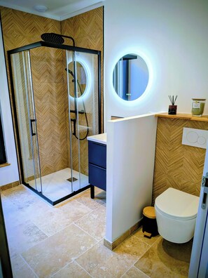Bathroom - Vrbo Property (Caen)