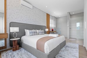 4 bedrooms, in-room safe, iron/ironing board, Internet