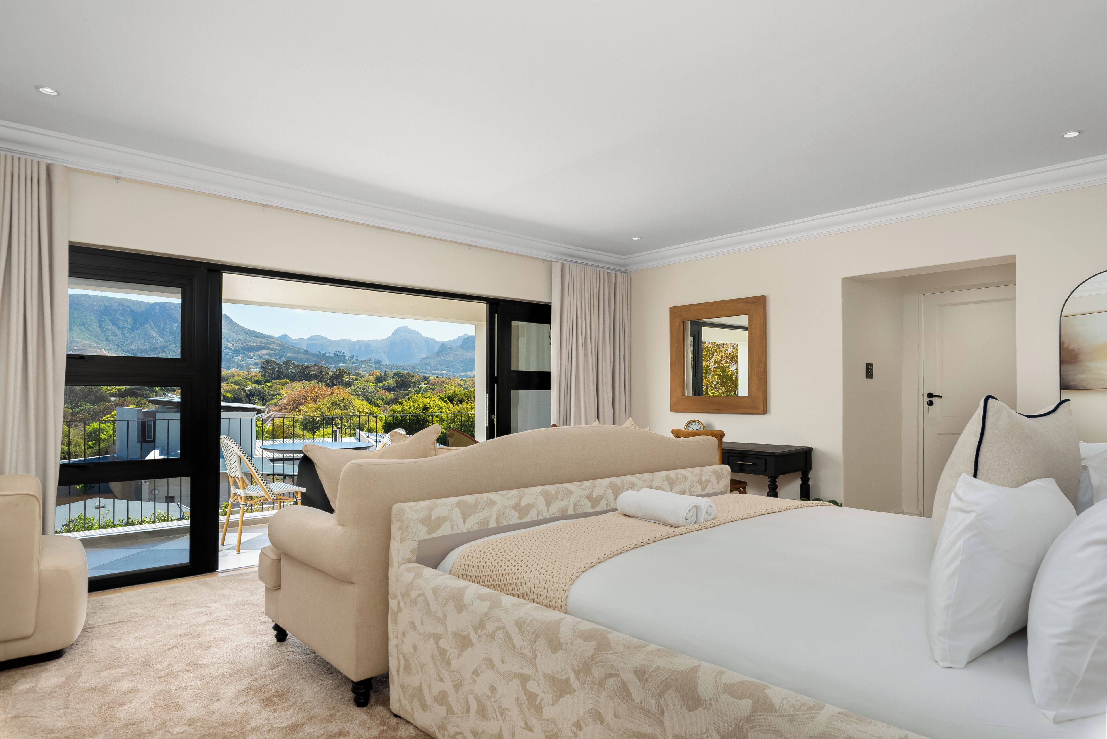 6 bedrooms, in-room safe, iron/ironing board, internet