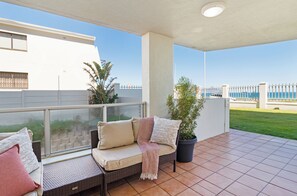 Terrace/patio - Beachfront Apartment | Table Mountain Views (Cape Town)