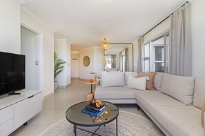 TV - Beachfront Apartment | Table Mountain Views (Cape Town)