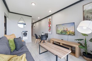 TV - Stylish 2BR @ The Onyx | Rooftop Pool and Braai (Umhlanga)