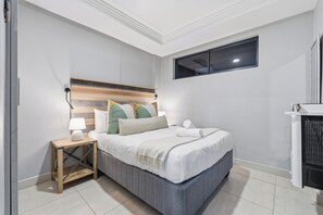 2 bedrooms, in-room safe, iron/ironing board, WiFi - Stylish 2BR @ The Onyx | Rooftop Pool and Braai (Umhlanga)