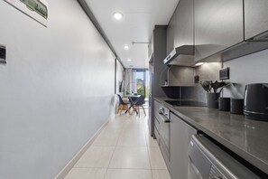 Fridge, microwave, oven, stovetop - Stylish 2BR @ The Onyx | Rooftop Pool and Braai (Umhlanga)