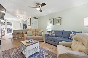 Smart TV - Winds Townhouse 2BR Private Yard & Beach Walk (North Myrtle Beach)