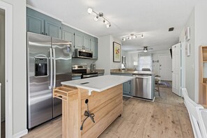 Fridge, microwave, oven, stovetop - Winds Townhouse 2BR Private Yard & Beach Walk (North Myrtle Beach)