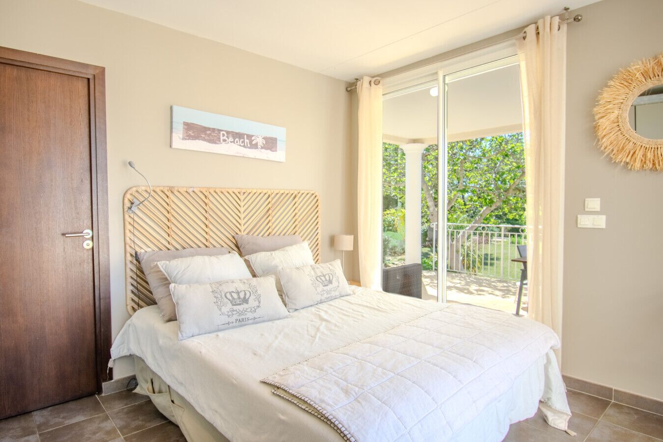 Tabla de planchar con plancha, wifi gratis y ropa de cama 
