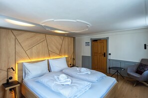 2 bedrooms, travel cot, free WiFi, bed sheets