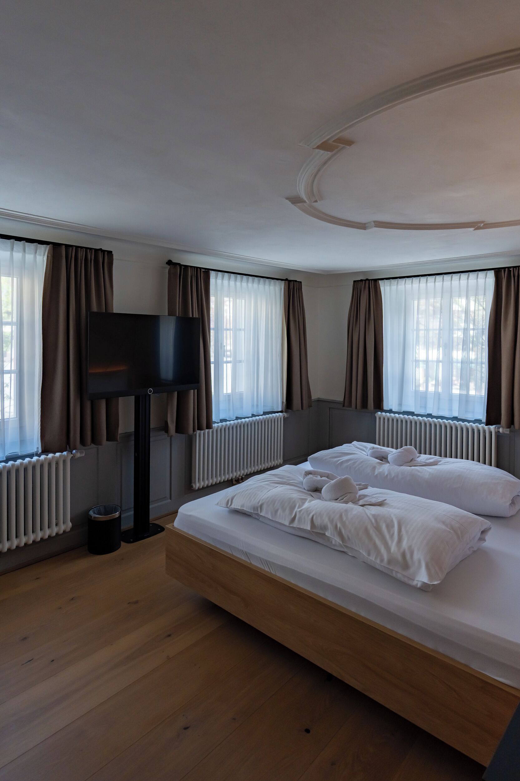2 bedrooms, travel crib, free WiFi, bed sheets