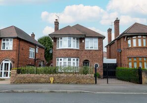 Exterior - Beautiful Escape | Wi-Fi | Garden & Free Parking - Pass the Keys (Nottingham)