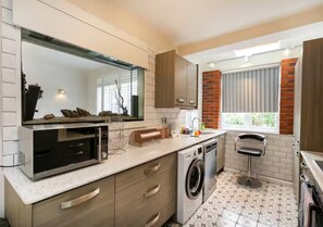 Fridge, microwave, oven, dishwasher - Beautiful Escape | Wi-Fi | Garden & Free Parking - Pass the Keys (Nottingham)