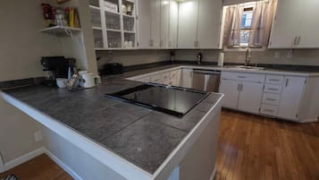 Geladeira, micro-ondas, fogão, cooktop