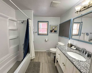 Shower, hair dryer, towels, shampoo - The Golden Getaway in Lead (Lead)