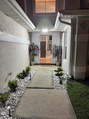 Property grounds - Awesome 4-bedroom house with AC in charming Kissimmee (Kissimmee)