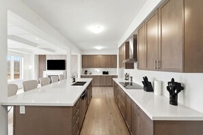 Fridge, microwave, oven, stovetop - 5BR/4.5WR Family Fun+Game Room+FencedYard+5Parking (Kitchener)