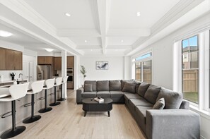Smart TV, fireplace, table football, computer monitors - 5BR/4.5WR Family Fun+Game Room+FencedYard+5Parking (Kitchener)