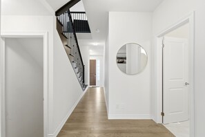 Interior - 5BR/4.5WR Family Fun+Game Room+FencedYard+5Parking (Kitchener)