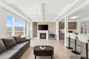 Smart TV, fireplace, table football, computer monitors - 5BR/4.5WR Family Fun+Game Room+FencedYard+5Parking (Kitchener)