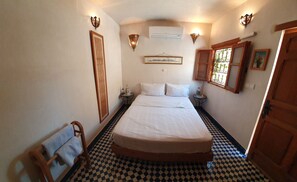 Room - Stay in a traditional Moroccan courtyard house in the ancient Fes Medina. (Fes)