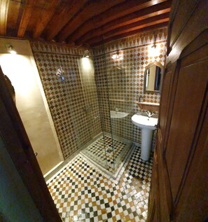 Bathroom - Stay in a traditional Moroccan courtyard house in the ancient Fes Medina. (Fes)