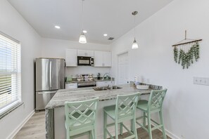 Fridge, microwave, oven, stovetop - JJ`s Rays & Bays Beach Retreat (Port Aransas)