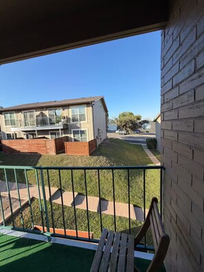 Property grounds - 1-bedroom studio with AC in vibrant TX (Austin)