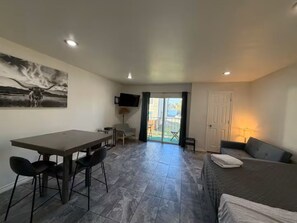 Living area - 1-bedroom studio with AC in vibrant TX (Austin)