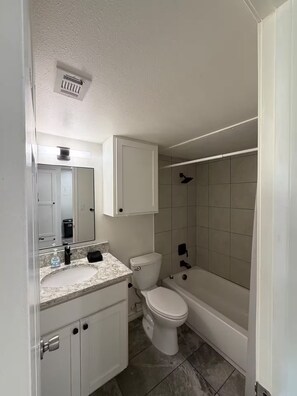 Bathroom - 1-bedroom studio with AC in vibrant TX (Austin)