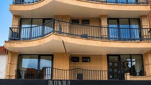 A multi-story building with balconies, large windows, and a ground-level entrance. - Modern loft City Bog Usaquén (Bogotá)