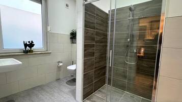 Haartrockner, Handtücher, Seife, Toilettenpapier